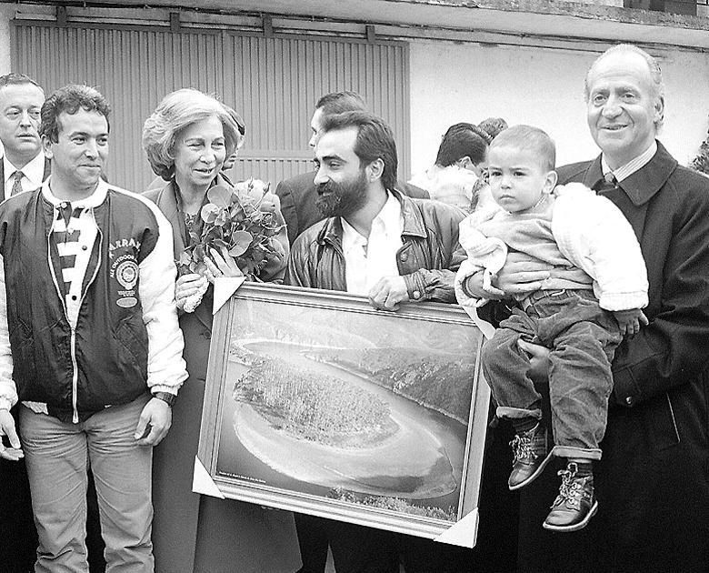 El Rey emérito sujeta a un bebé.