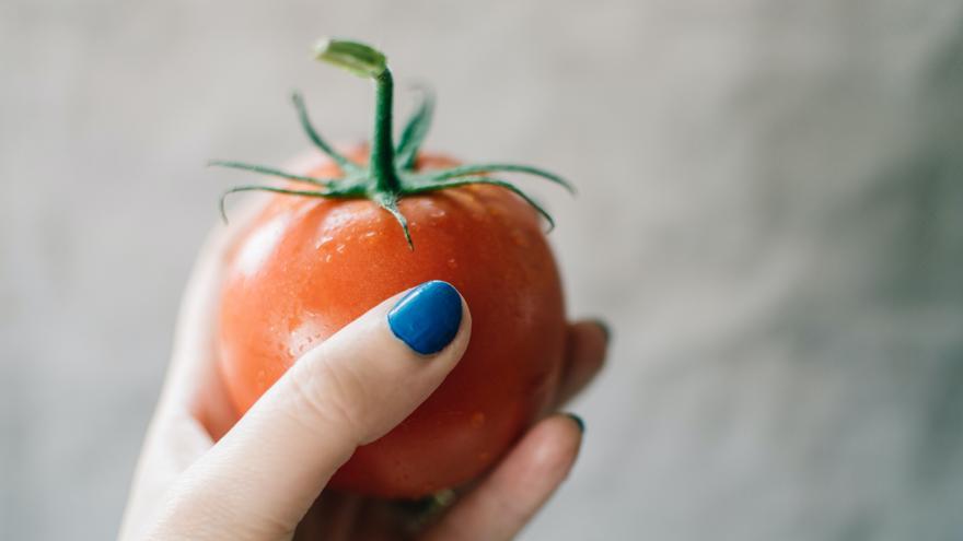 Se vuelve viral en TikTok por su método para pelar tomates: así lo hace