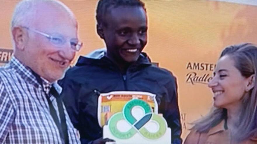 Juan Roig, en el podio junto a la ganadora Joyciline Jepkosgei