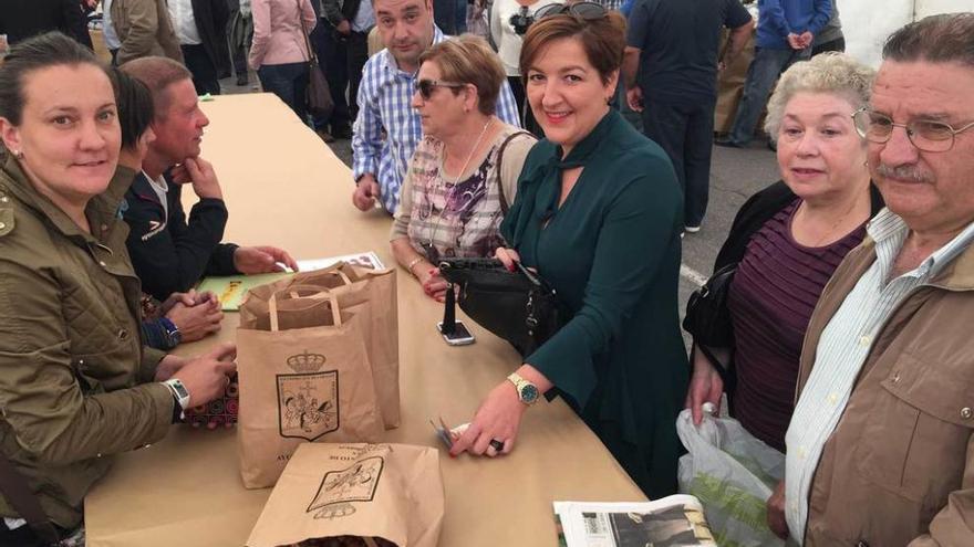 Verónica Longo-Faza, a la izquierda, vendiendo sus últimos kilos de avellana ayer en el festival de Infiesto.