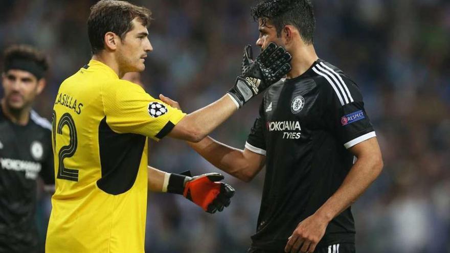 Casillas saluda a Diego Costa a la conclusión del encuentro. // Matthew Childs