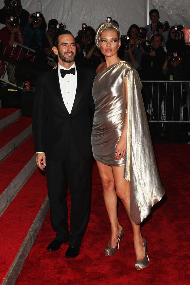 Kate Moss en la gala del Met de 2009, junto a Marc Jacobs