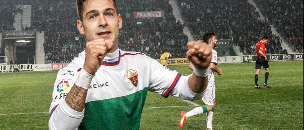 Sergio León, delantero del Elche, celebra un gol anotado esta temporada con el equipo franjiverde.