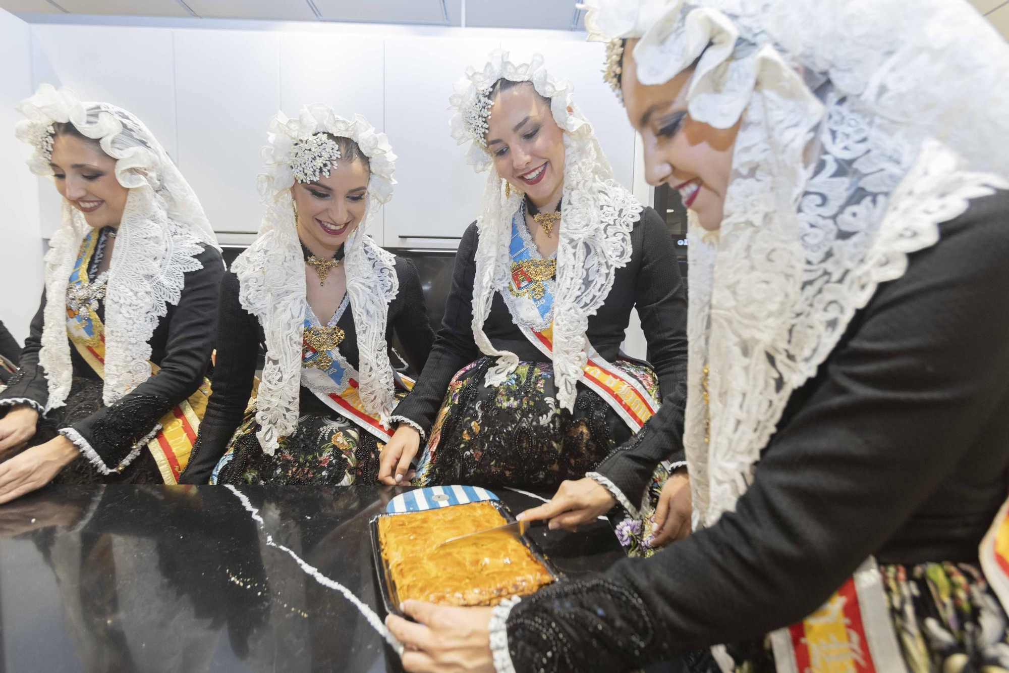La Bellea del Foc y sus damas de honor cocinan la Fiesta a fuego lento