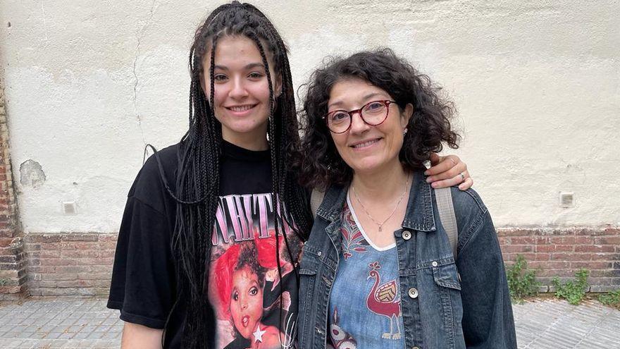 Jana Salas y su madre, Carme Navarro, en Barcelona.