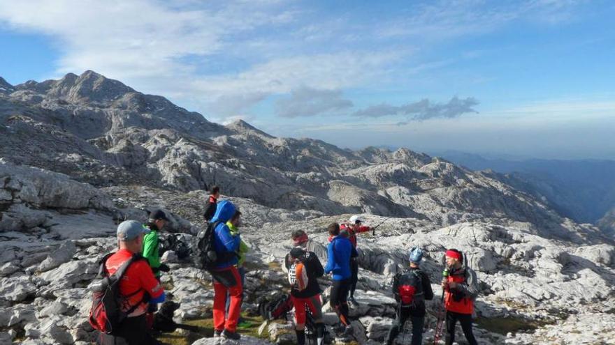 Los corredores de montaña, durante la búsqueda del montañero desaparecido en los Picos.