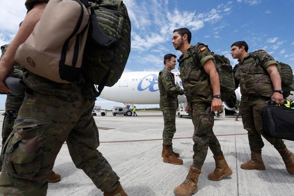 Llegada al aeropuerto de Asturias de los militares procedentes de Polonia