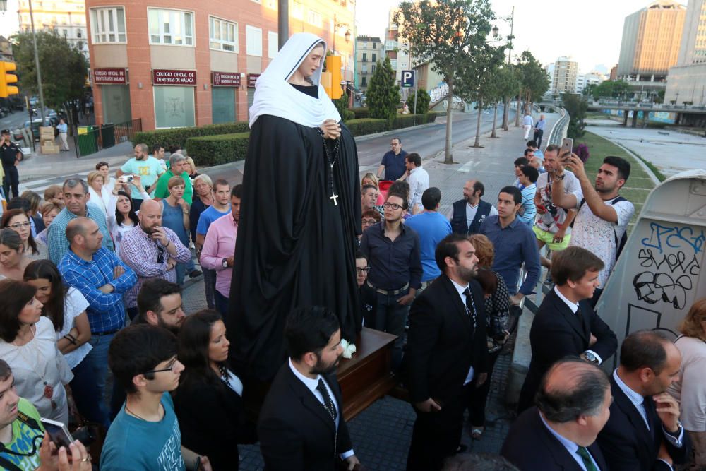 La Virgen de la Soledad, de la Congregación de Mena, volvió a su sede canónica de la iglesia de Santo Domingo tras pasar algo más de una semana en el convento de las Hermanitas de la Cruz, madrinas de su coronación canónica el 11 de junio.