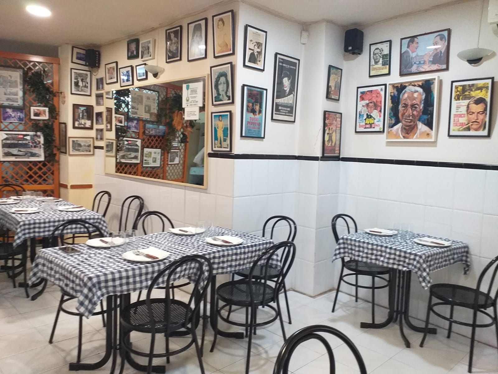 Parte de los populares cuadros que adornan el restaurante serán entregados a un cliente que los ha solicitado, y parte de ellos se los quedarán los propietarios.