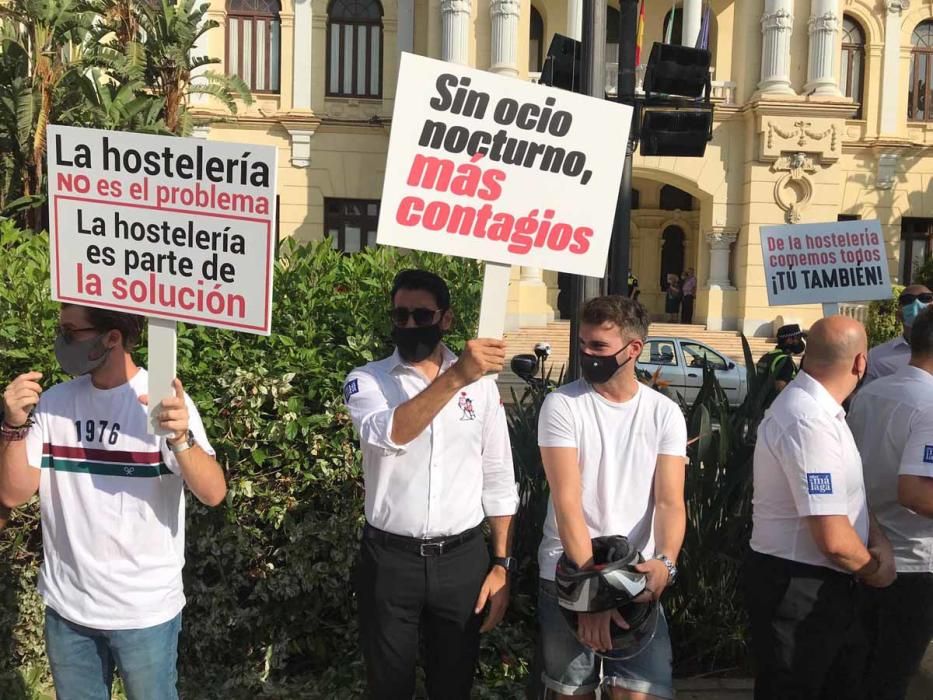 La hostelería llena las calles de Málaga para protestar por las restricciones