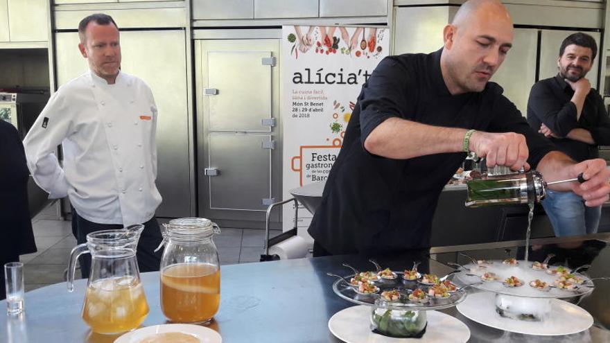 El xef del restaurant l&#039;Ó, Jordi Llobet, mostra una de les seves receptes