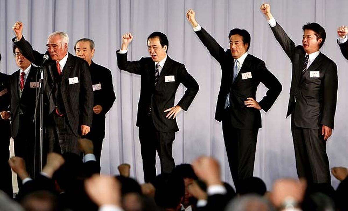 El primer ministre japonès Naoto Kan alça el puny amb els membres del Partit Democràtic del Japó, durant una convenció de membres del partit a Chiba, a prop de Tòquio (Japó).