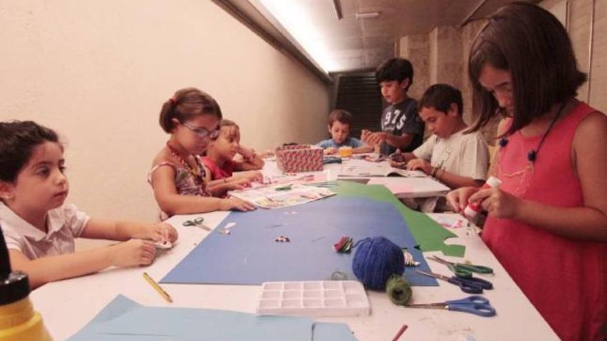 Un grupo de niños realiza una actividad estival en el Museo de Zamora.