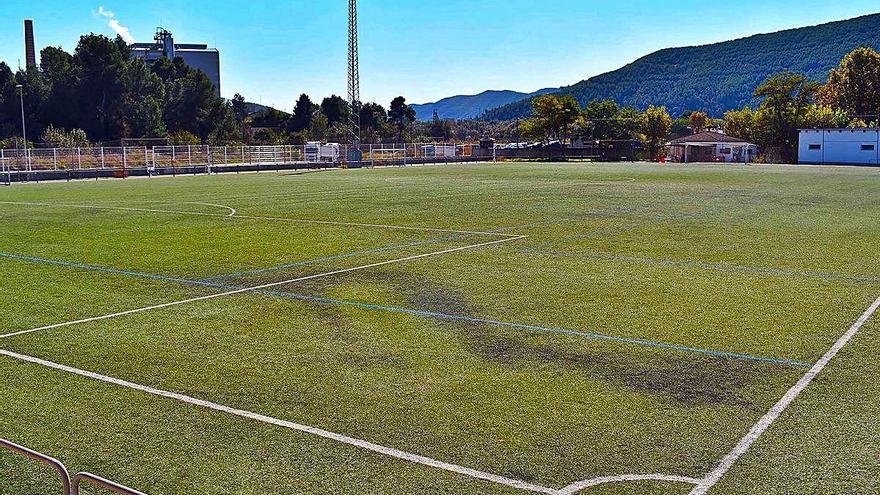 Camp de futbol de Súria amb la tanca renovada, al fons