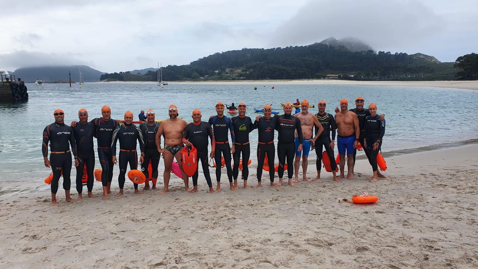 Los héroes de la natación salen de Cíes rumbo San Simón