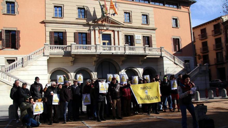 Concentració davant de l'Ajuntament de Ripoll convocada per la Metxa aquest dissabte