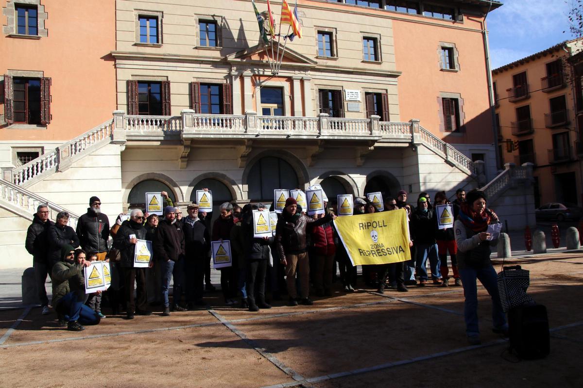 Concentració davant de l'Ajuntament de Ripoll convocada per la Metxa aquest dissabte