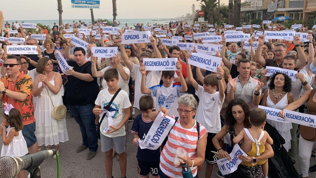 Multitud de vecinos se manifestaron el pasado viernes para pedir a Costas la regeneración de la playa de Nules.