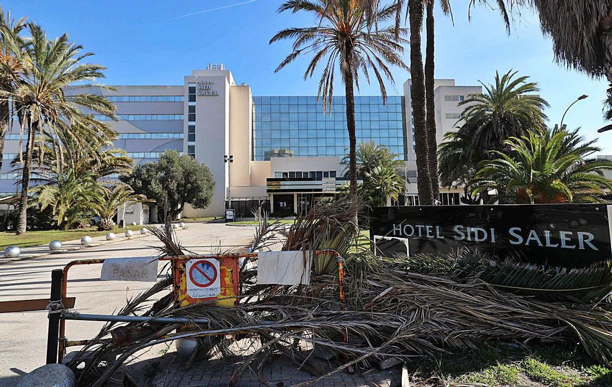 Acceso principal del hotel con la caseta del vigilante a la izquierda. | J.M. LÓPEZ