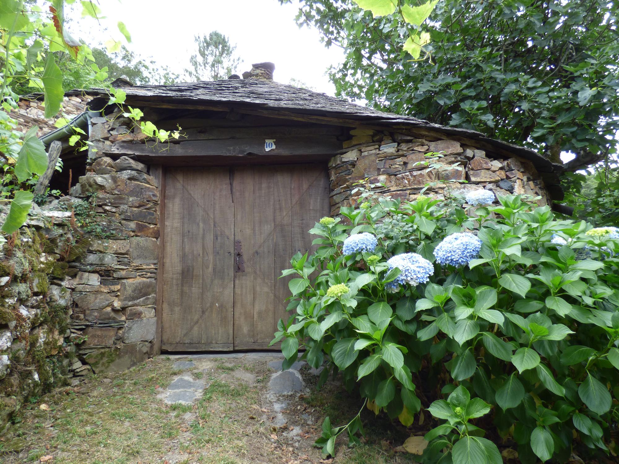 Pueblos guapos de Asturias: Riodeporcos (Ibias), al que se llega cruzando un puente