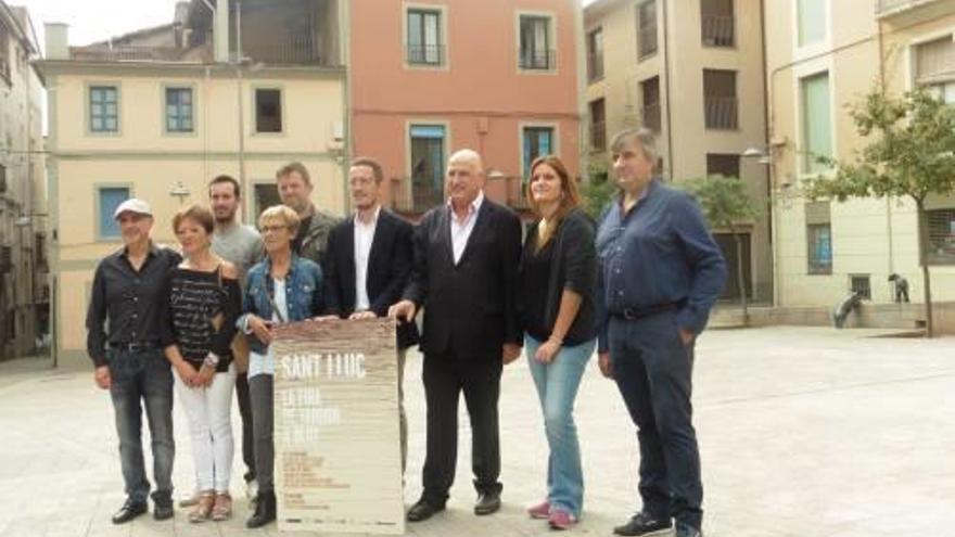 Els organitzadors de la fira ahir, a la plaça Capdenmàs.