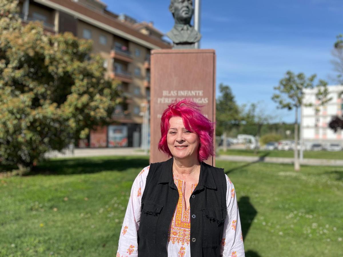 Mariví Serrano, candidata de Adelante Andalucía, junto al busto de Blas Infante.