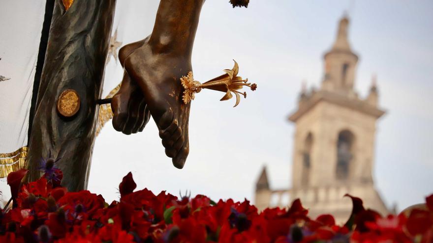 Flores y Semana Santa: el arte efímero que engalana la fe