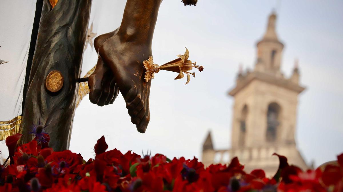 Detalle del exorno floral bajo los pies del Cristo de Ánimas.