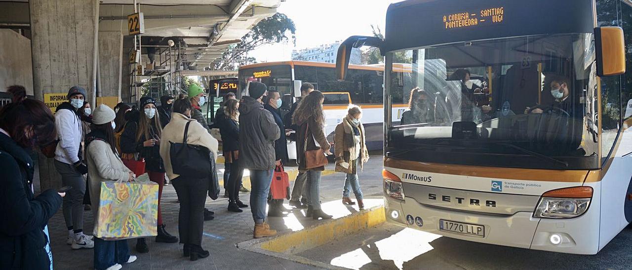 Viajeros tomando ayer el autobús en Pontevedra con destino a la ciudad de Vigo.  |  // RAFA VÁZQUEZ
