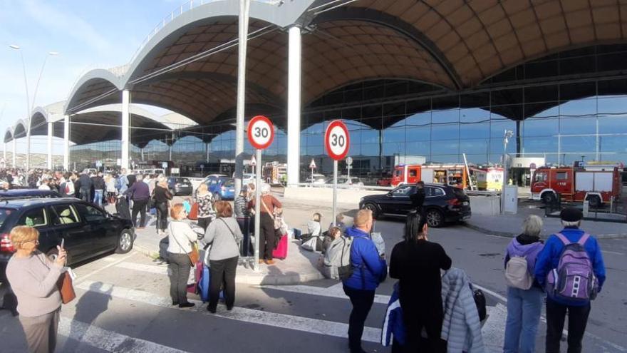 Cancelados dos vuelos entre Alicante y Asturias por el incendio en el aeropuerto de El Altet