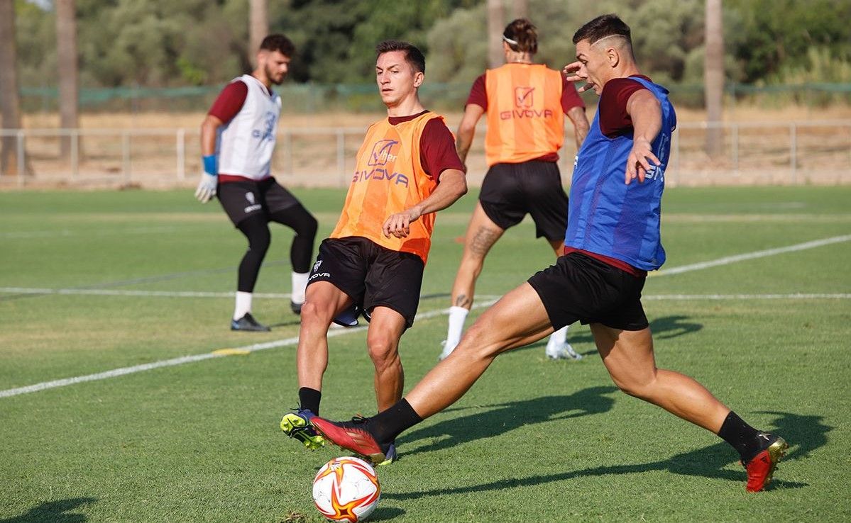 Adrián Fuentes, junto a Carracedo en un lance de una sesión de entrenamientos.