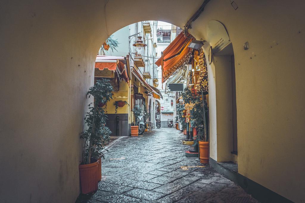 Calle con tiendas en Sorrento, en el sur de Italia