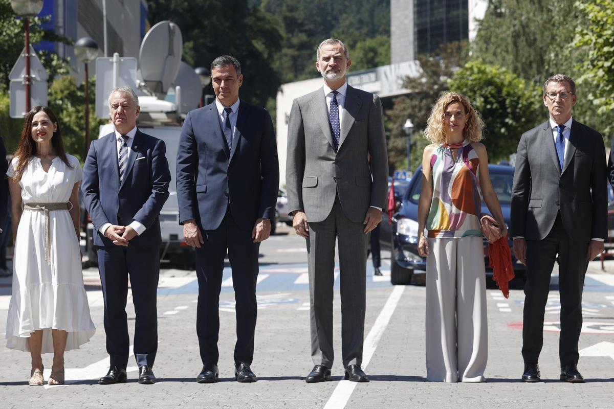 El rey Felipe VI, Pedro Sánchez, Iñigo Urkullu, Alberto Nuñez Feijóo y Meritxell Batet, este domingo en la localidad vizcaína de Ermua en la conmemoración del 25 aniversario del secuestro y asesinato del concejal del PP Miguel Ángel Blanco por ETA.