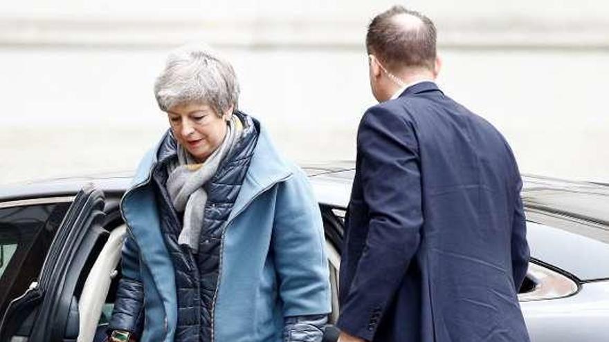 May, ayer, en Londres en el exterior de su residencia oficial. // Reuters
