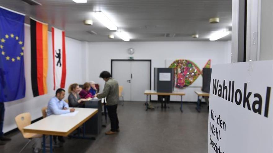 Abren los colegios electorales en Alemania