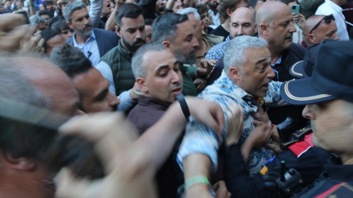 Abascal prova de trencar el cordó policial per acostar-se a una desena de manifestants a l'acte de Reus