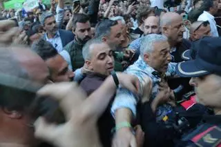 VÍDEO | Abascal atura un míting a Reus per encarar-se a un petit grup de manifestants antifeixistes