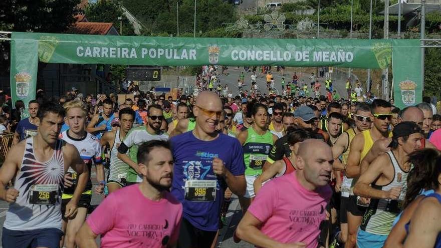 Cientos de corredores tomaron la salida en la carrera de Meaño. // Iñaki Abella