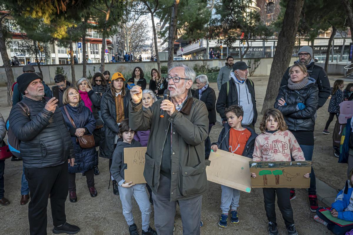 Vecinos del Eixample se manifiestan por primera vez en el parque Joan Miró contra la tala de 170 árboles por las obras de unión del FGC