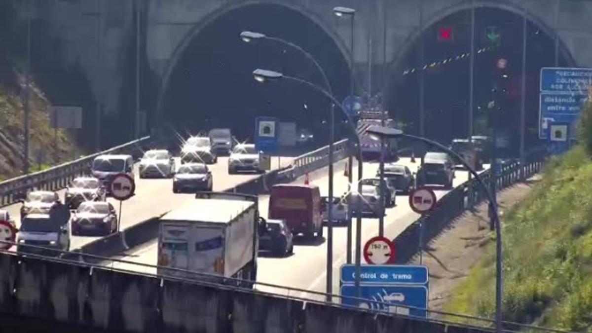 Carril izquierdo cortado en el túnel de A Madroa en sentido Tui, con tráfico denso.