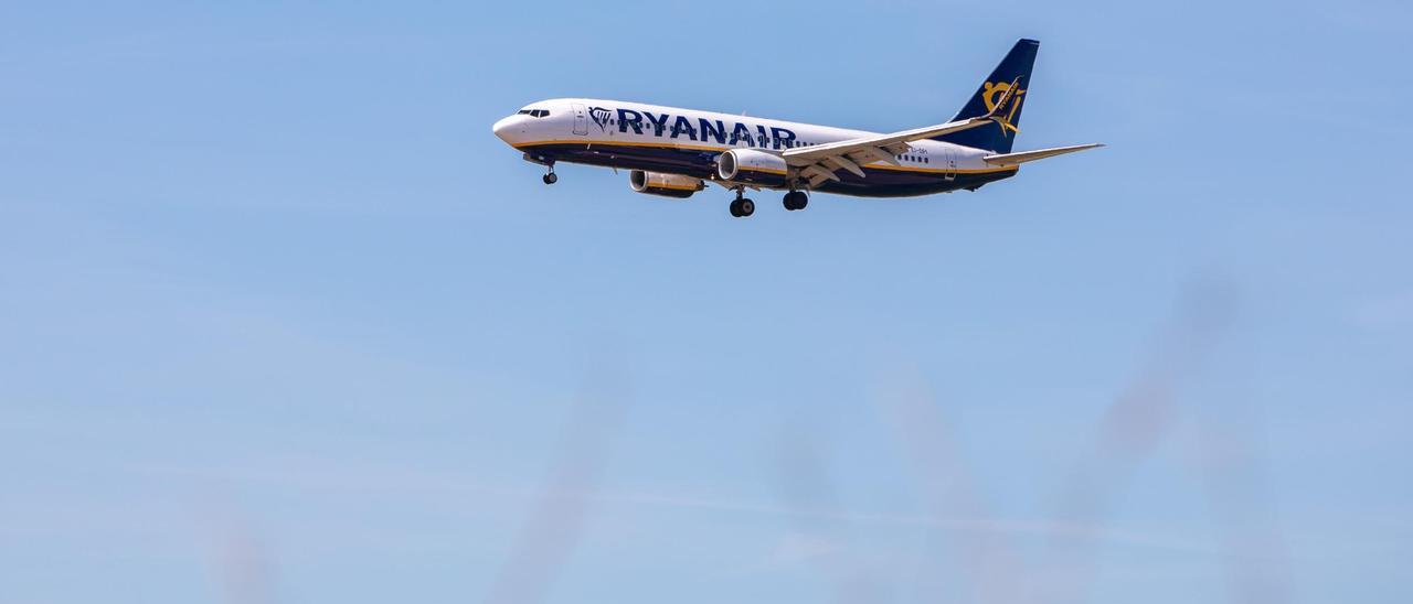 Ryanair cumple con la normativa, aplica el descuento de residente al final de la compra del billete.