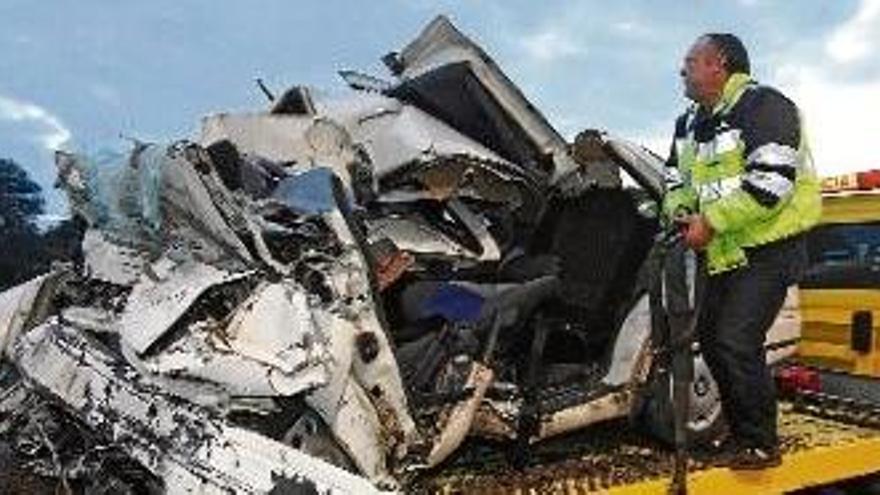 En l&#039;accident de la Pera va morir el conductor del turisme quan va xocar contra l&#039;autocar.