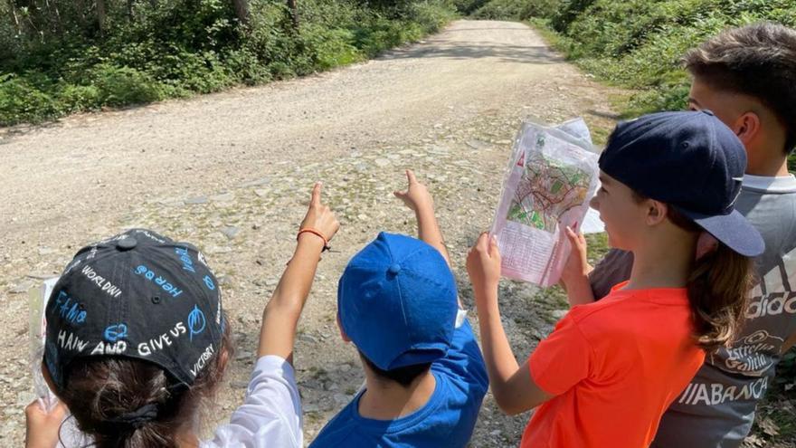 Escolares participantes, na Aloiada 2023 realizando un dos obradoiros de orientación.   | // D. P.