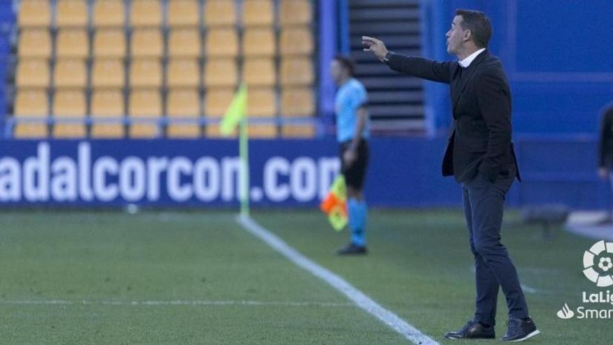 Luis García da instrucciones a sus jugadores desde la banda.