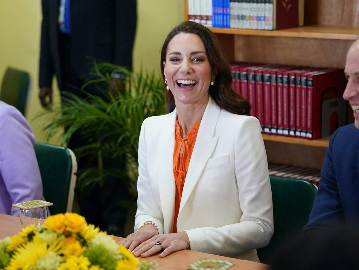 Primer plano de Kate Middleton con chaqueta blanca y blusa naranja