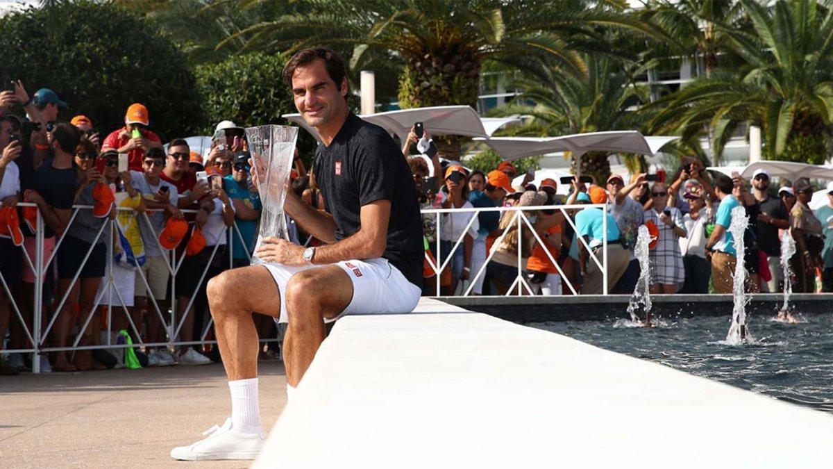 Federer posando con su título en Miami