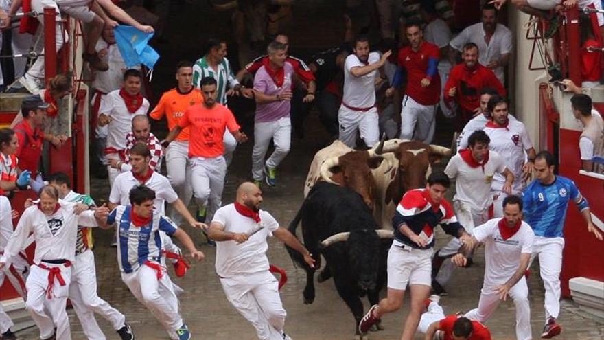 Día grande de Sanfermines con un primer encierro que acaba con un corneado