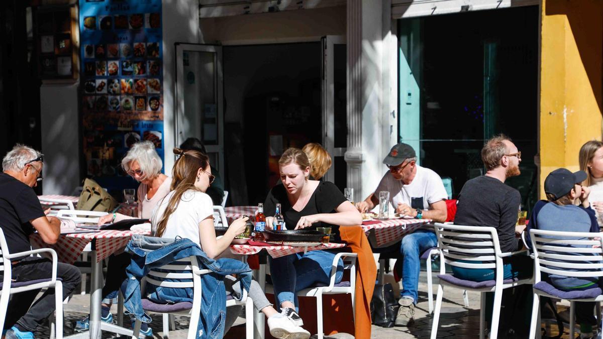 La proliferación de terrazas es uno de los problemas señalados por los vecinos de València.