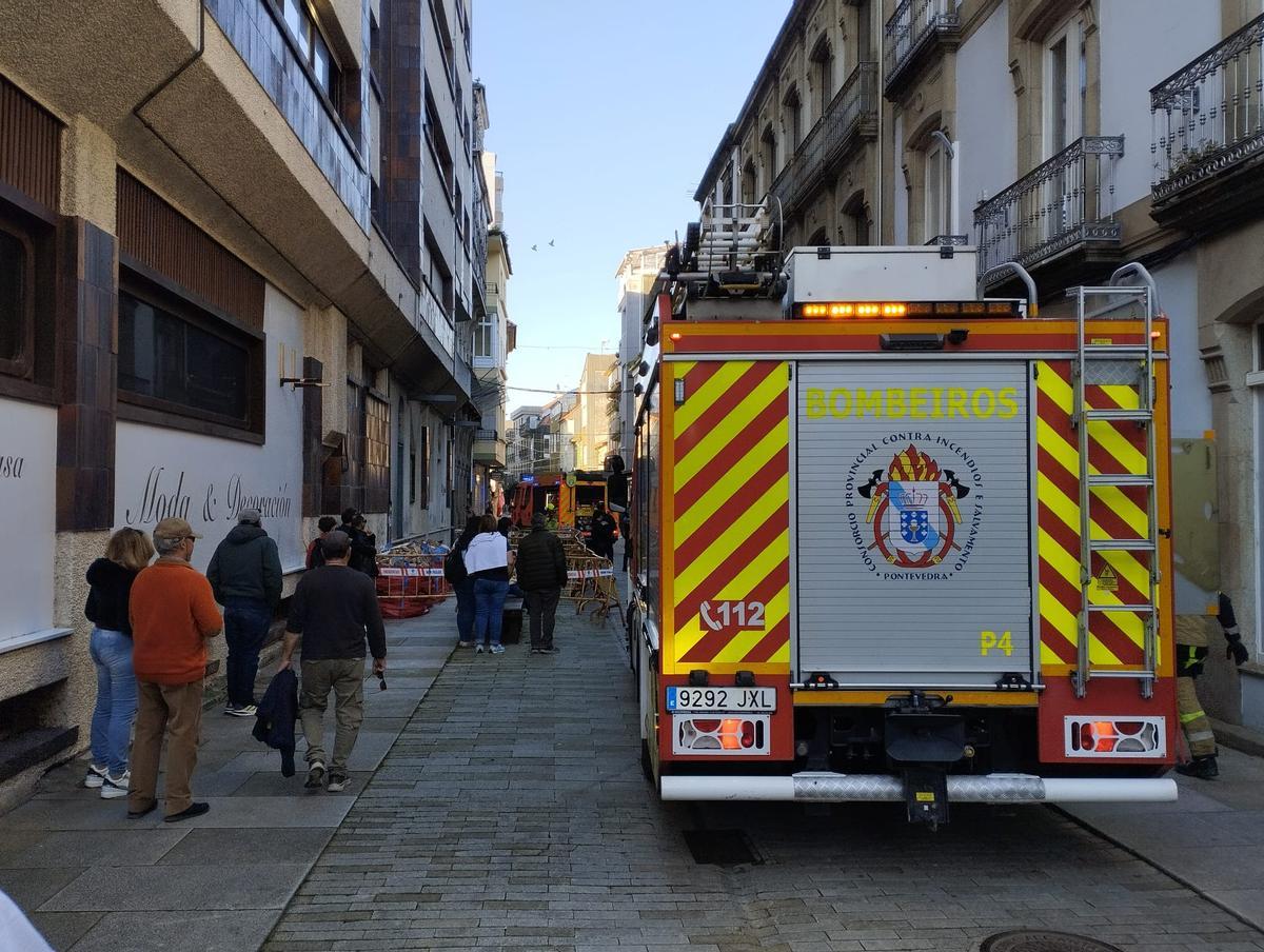 El camión de los bomberos, a la entrada de la calle Méndez Núñez.