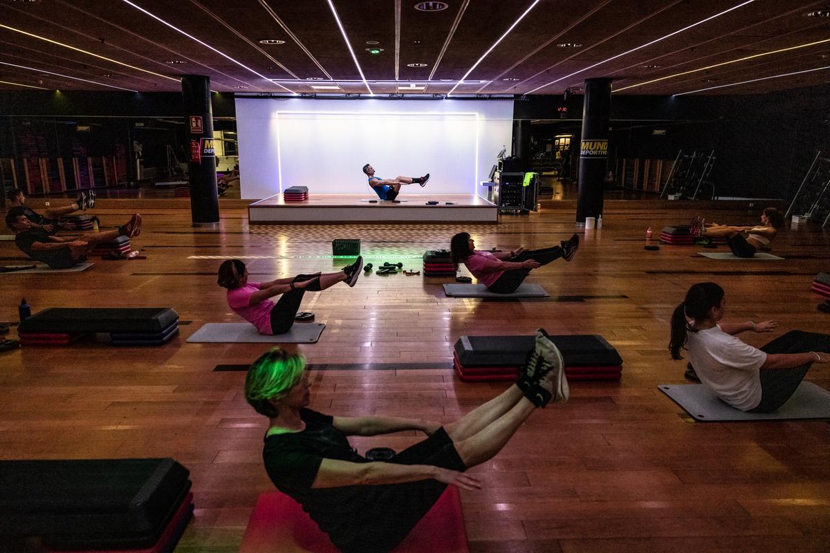 Una clase matutina de actividades dirigidas en DiR Diagonal que se retransmite por 'streaming' a otros clubes y por app para sus socios.